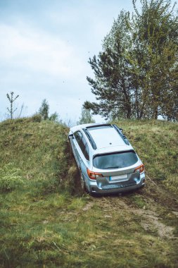 Kirli yoldaki SUV araba yolculuğu kavramı