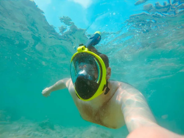 Man met snorkelmasker onderwater zomer zee vakantie — Stockfoto