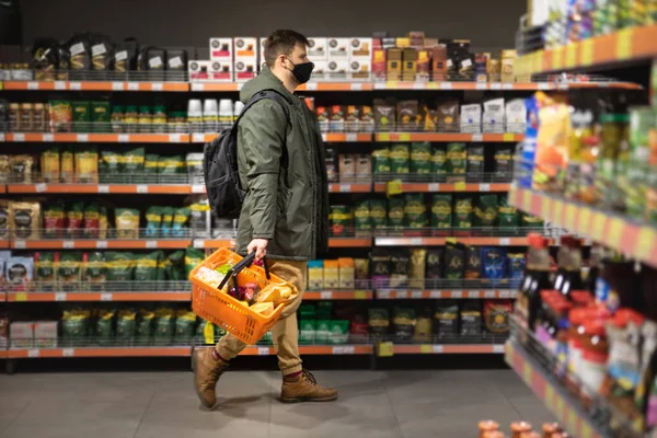 Mann tun Lebensmittel einkaufen kopieren Raum — Stockfoto