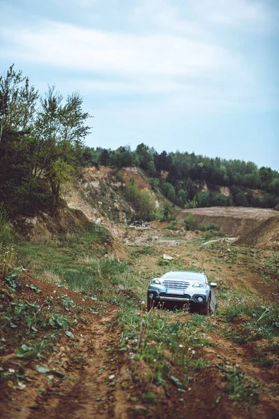 Suv bil resa koncept av smutsig väg — Stockfoto