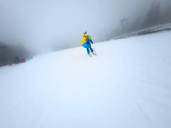 Joven Esquiadora Deslizándose Por Pendiente Nevada Niebla Invierno Tiempo Copia —  Fotos de Stock