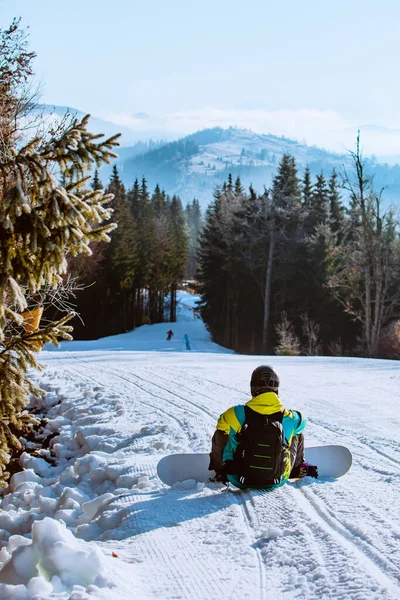 Muž Sedí Kopci Připraven Snowboarding Kopírovací Prostor — Stock fotografie