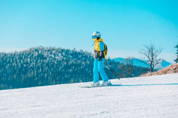 Vrouw Skiën Door Winter Piste Bergen Achtergrond — Stockfoto