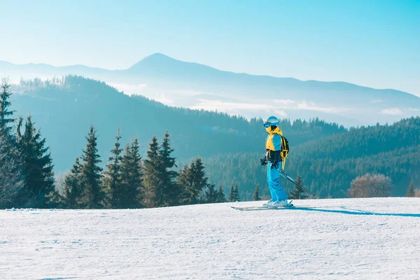 Femme Ski Vers Bas Par Les Montagnes Pente Hiver Sur — Photo