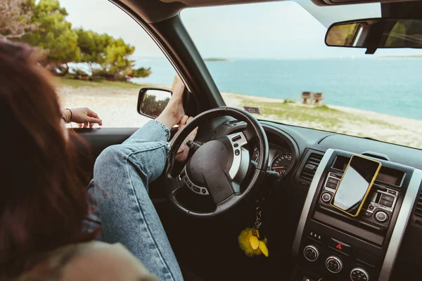 Женщина Сидящая Машине Расслаблена Смотрит Пляж Летний Отдых — стоковое фото