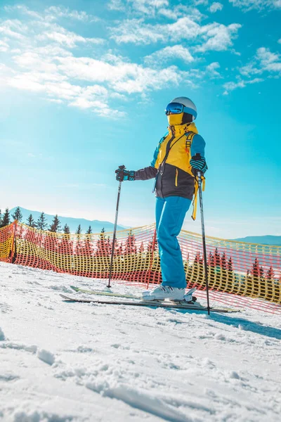 Ηλιόλουστη Μέρα Σκι Κλίση Γυναίκα Σκι Χειμερινές Δραστηριότητες — Φωτογραφία Αρχείου