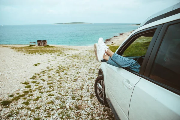 Frauenbeine Ragen Aus Dem Strand Geparkten Auto Sommerferien — Stockfoto