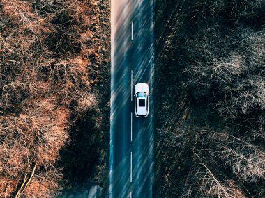 Karayolu fotokopi alanından geçen arabanın üstten görünüşü