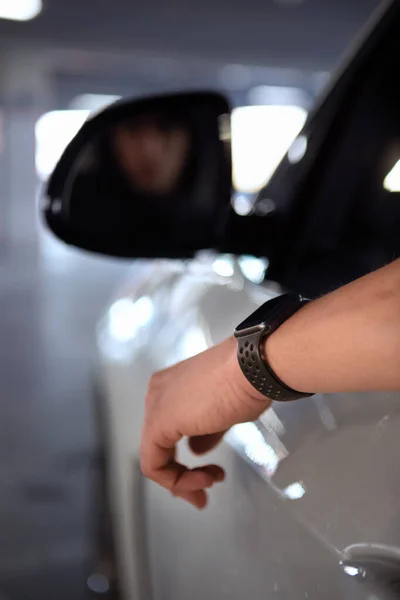Άνθρωπος Χέρι Κοντά Ραβδί Έξω Από Παράθυρο Του Αυτοκινήτου Αντίγραφο — Φωτογραφία Αρχείου