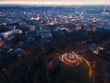 Yüksek kalenin havadan görüntüsü ve Iviv şehrinin yakınındaki kopya alanı