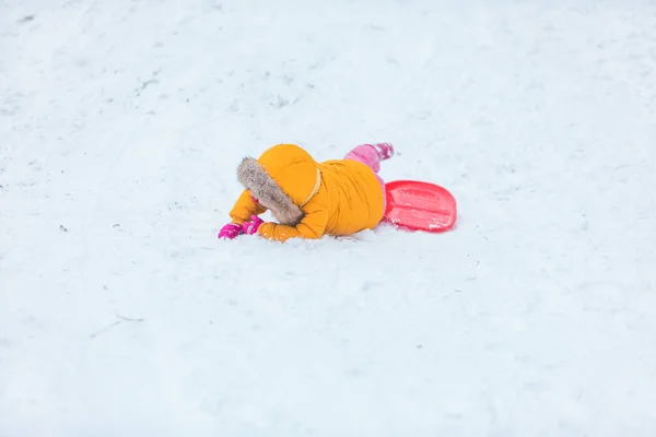 雪の冬に屋外で遊んでいる女の子 — ストック写真