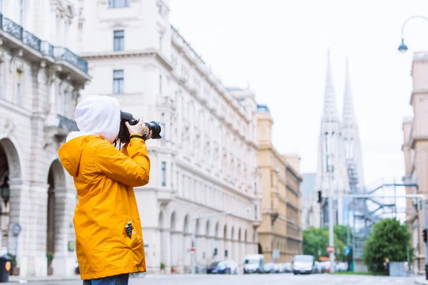 Турист Фотограф Фотографує Вулицю Міста Дзвіницею Церкви Задньому Плані Vienna — стокове фото