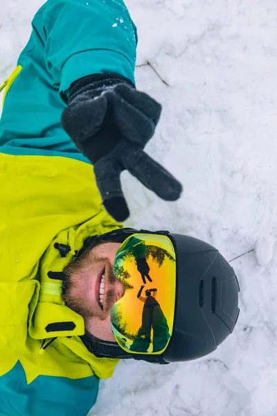 Pár Baví Focením Odrazu Lyžařských Brýlí Zimní Aktivity — Stock fotografie