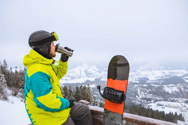 Homem Com Snowboard Topo Beber Chá Caneca Recarregável Nevado Vista — Fotografia de Stock