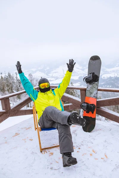 Man Zittend Stoel Kijkend Naar Panoramisch Uitzicht Besneeuwde Bergen Winter — Stockfoto