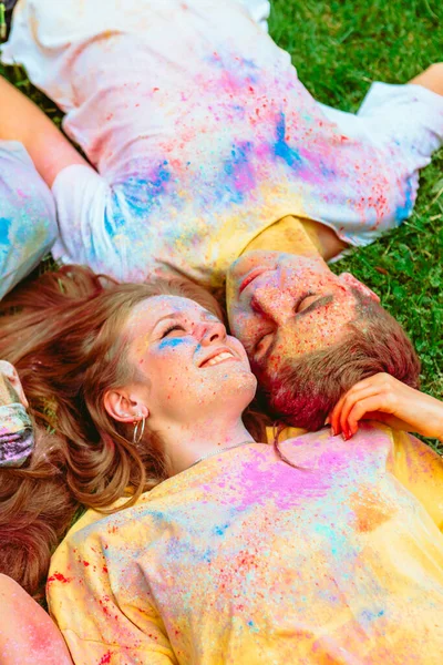 Glückliche Freunde Die Schmutzig Holi Farben Auf Grünem Rasenboden Liegen — Stockfoto