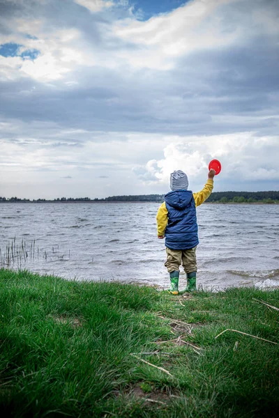 Ένα Μικρό Παιδί Πετάει Πέτρες Στη Λίμνη Λαστιχένιες Αντίγραφο Χώρου — Φωτογραφία Αρχείου