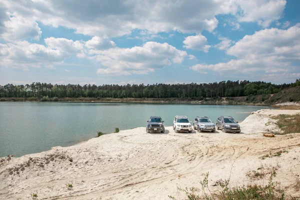 Grupa Samochodów Suv Piaszczystej Plaży Cel Podróży Samochodem — Zdjęcie stockowe