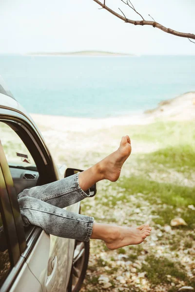 Hintergrund Ragen Frauenbeine Aus Dem Autofenster Sommerferien — Stockfoto