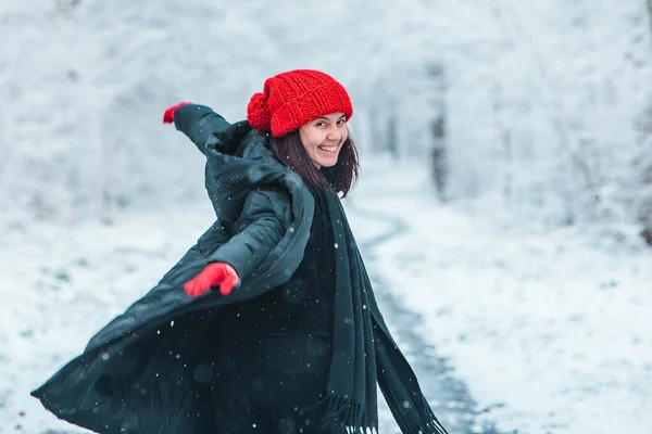 Retrato Joven Hermosa Mujer Traje Invierno Medio Del Bosque Nevado — Foto de Stock