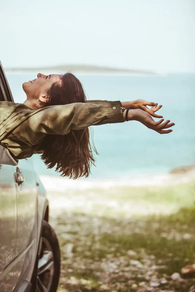 Jovem Mulher Bonita Ficar Fora Janela Carro Praia Mar Fundo — Fotografia de Stock