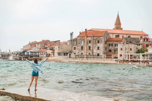 Kobieta Przechadzająca Się Nabrzeżem Umag City Przy Burzliwej Pogodzie Skopiować — Zdjęcie stockowe