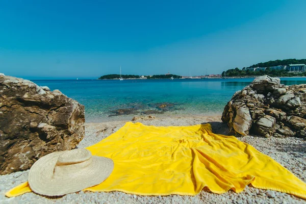 Cobertor Amarelo Beira Mar Com Bela Vista Água Mar Clara — Fotografia de Stock