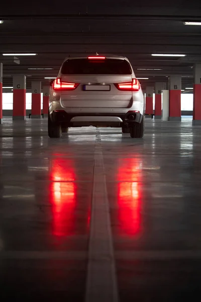 Vista Carro Suv Estacionamento Subterrâneo Cauda Luz — Fotografia de Stock