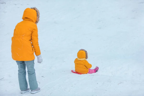 Mor Med Dotter Glider Från Snöiga Kulle Vintersäsong — Stockfoto