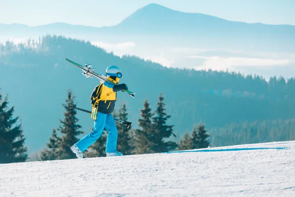 Vrouw Skiën Door Winter Piste Bergen Achtergrond — Stockfoto