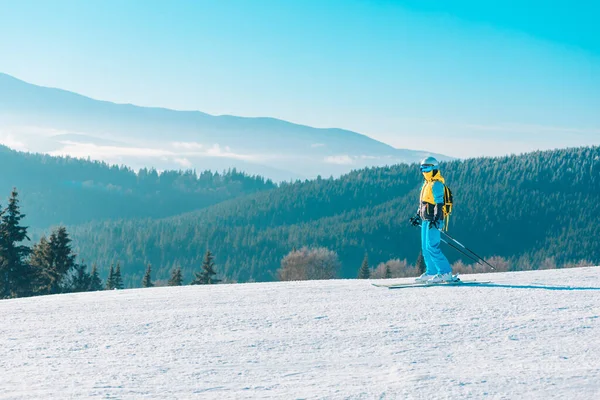 Frau Beim Skifahren Winterhang Berge Hintergrund — Stockfoto