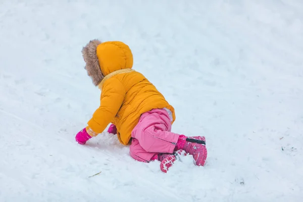 Klein Meisje Spelen Buiten Sneeuw Winter Tijd — Stockfoto