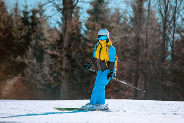 Frau Beim Skifahren Winterhang Berge Hintergrund — Stockfoto