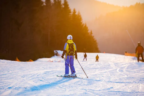 Vrouw Skiën Zonsondergang Kopieerruimte Skigebied — Stockfoto