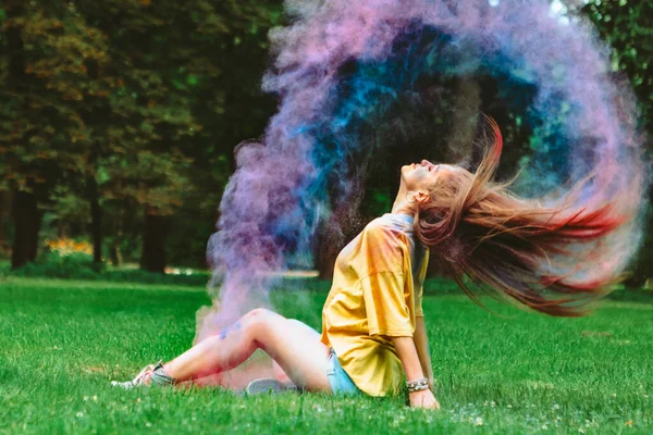 Mladá Hezká Žena Holi Maluje Dlouhé Vlasy Indický Festival — Stock fotografie