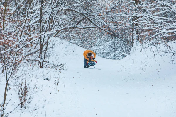 Far Med Dotter Gul Vinter Rockar Glidande Snöig Kulle Familj — Stockfoto