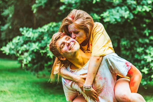 Genç ve güzel bir çift Holi festivalinde eğleniyor. Bahar Festivali