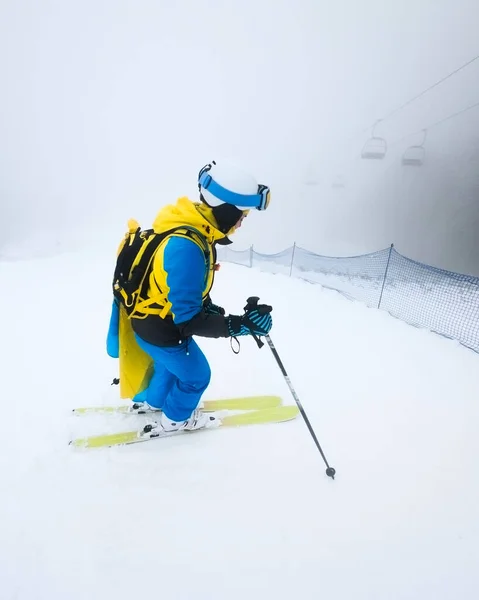 Jovem Esquiador Mulher Deslizando Para Baixo Por Encosta Nevada Inverno — Fotografia de Stock