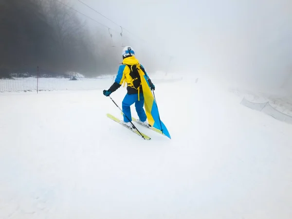 Jovem Esquiador Mulher Deslizando Para Baixo Por Encosta Nevada Inverno — Fotografia de Stock