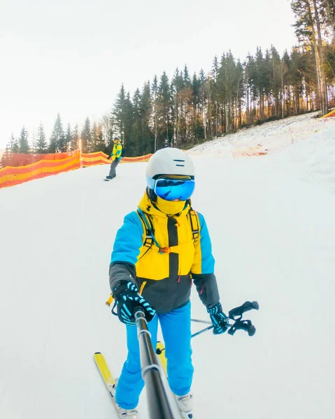 Casal Andando Para Baixo Por Inclinação Snowboard Céu Copiar Espaço — Fotografia de Stock