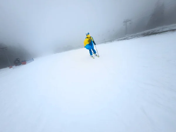 Ung Kvinde Skiløber Glider Ned Sneet Skråning Vinter Tåge Vejr - Stock-foto