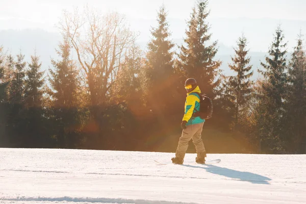 Muž Chůze Kopci Snowboard Hory Pozadí — Stock fotografie