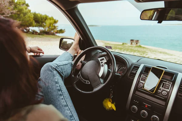 Frau Sitzt Entspannt Auto Und Schaut Auf Den Strand Sommerferien — Stockfoto