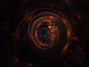 Tepe fotokopi alanının tepesindeki halk parkı çalışanlarının yukarıdan görünüşü