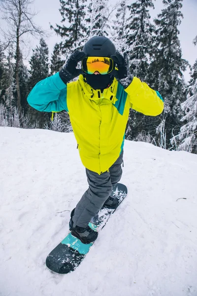 Uomo Equitazione Snowboard Collina Innevata Sport Invernali Attività — Foto Stock