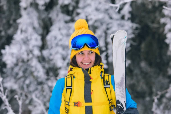 在滑雪服冬季活动中微笑惊艳的女性肖像 — 图库照片