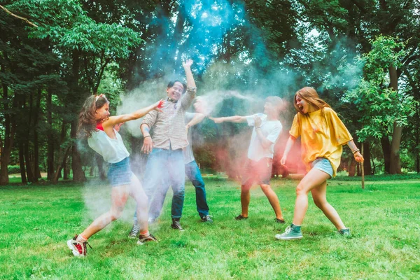 Mladí Šťastní Přátelé Holi Festu Indické Tradiční Svátky — Stock fotografie