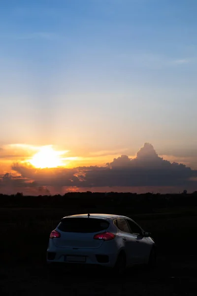 Coche Hatchback Blanco Puesta Del Sol Espacio Copia —  Fotos de Stock