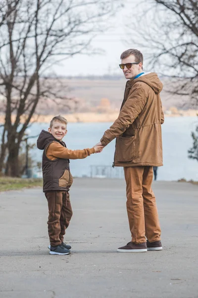 Padre Con Hijo Caminando Por Parque Tomados Mano Visión Trasera — Foto de Stock