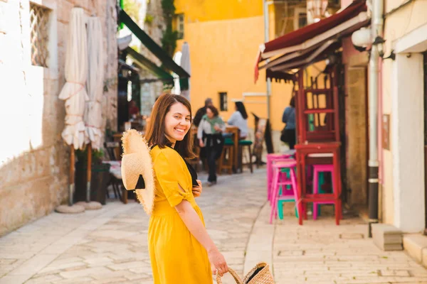 Turist Kvinna Gul Solklänning Promenader Vid Små Kroatiska Stadsgatan Sommarsemester — Stockfoto